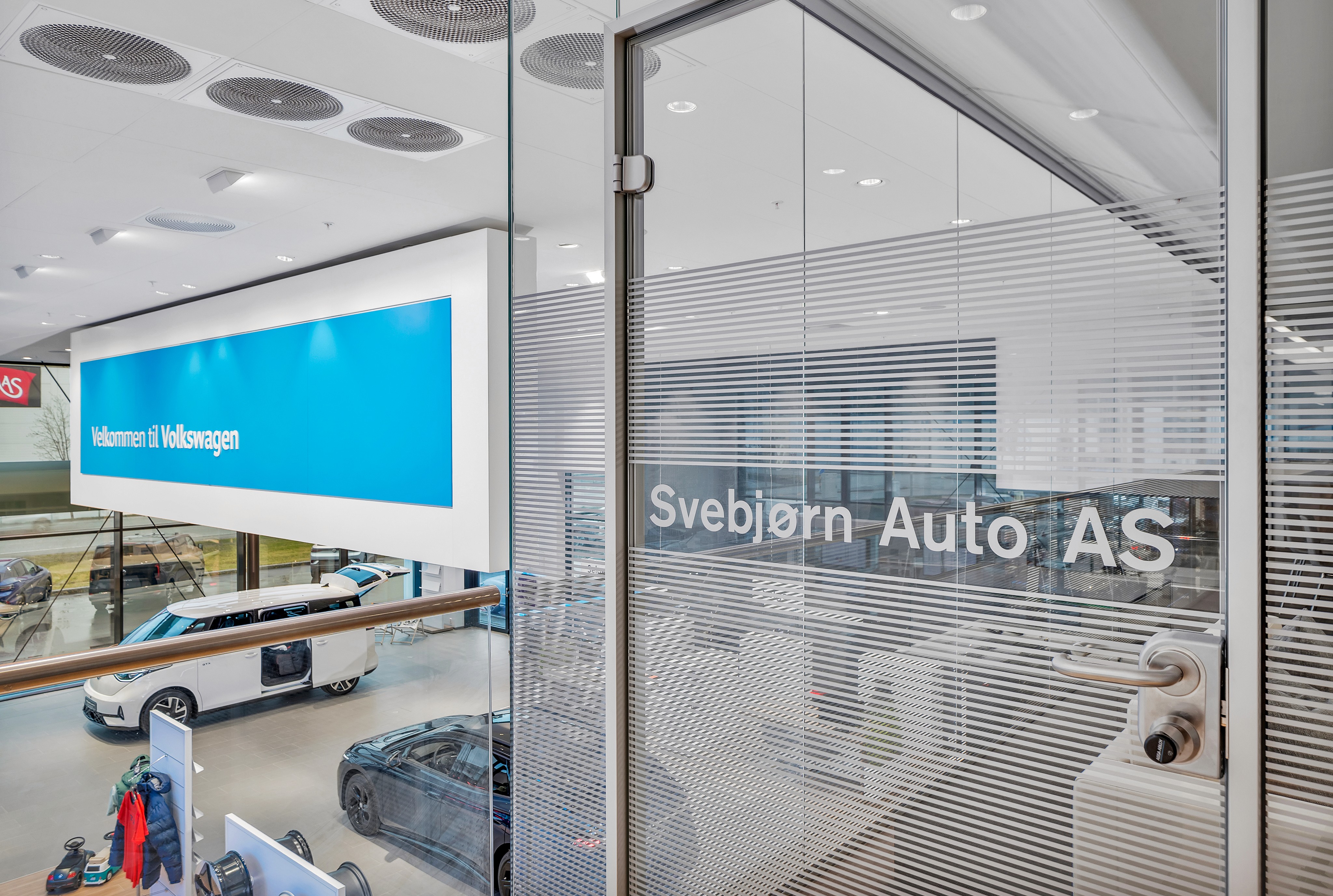 Glassfasade med Svebjørn Auto-logo i utstillingslokalet i Narvik