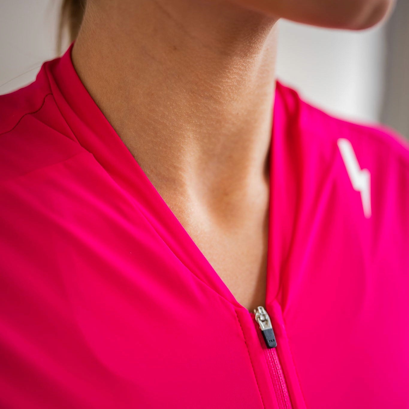 Soleil cycling jersey in hibiscus, neckline and zip detail