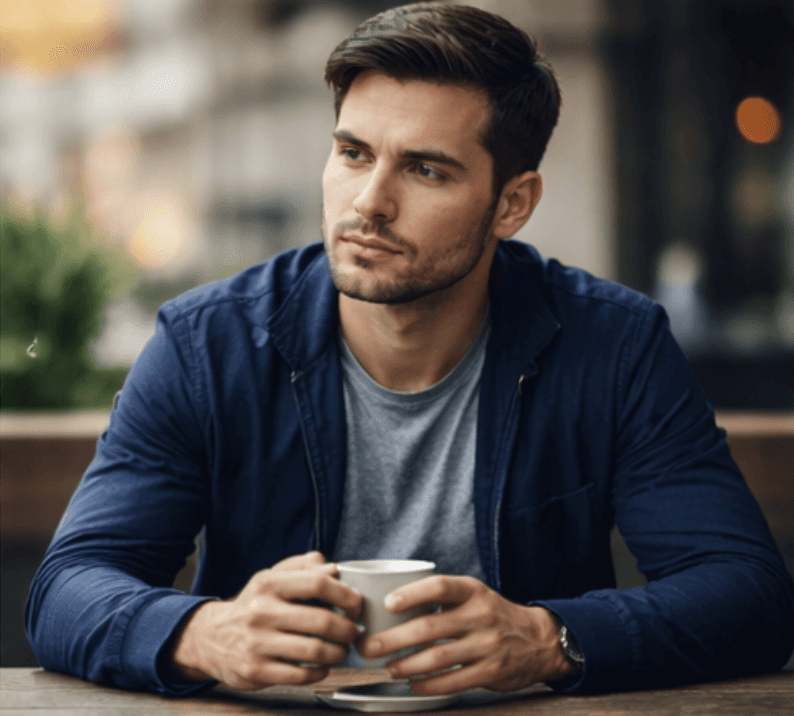 ein mann trinkt allein einen caffee in einem caffee