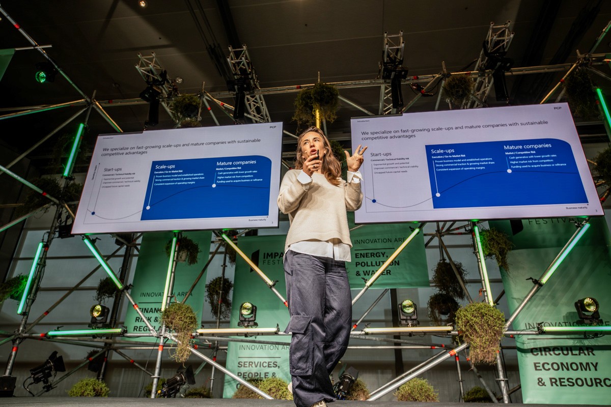 Eine Frau steht in einer Gruppe von Menschen