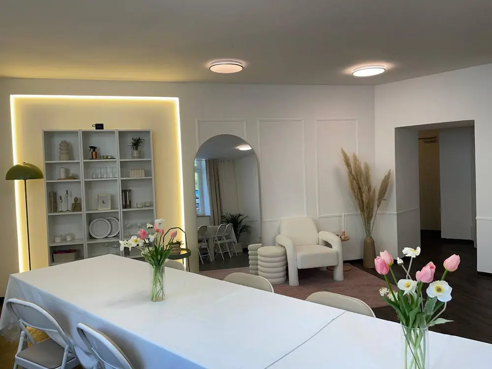 Studio room with table and lounge corner