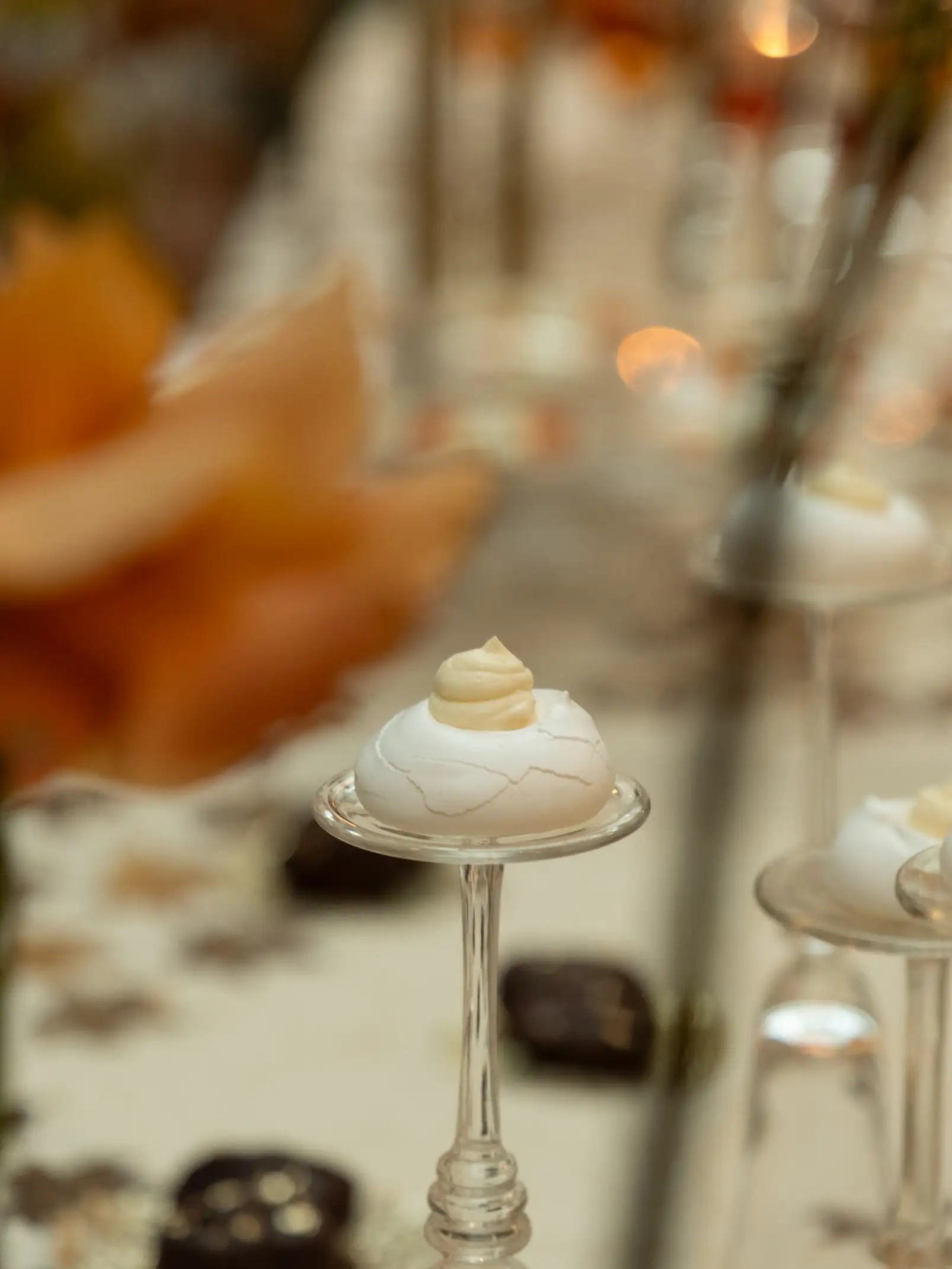 Fotografía de postres blancos sobre copas de cristal para mesa conceptual, destacando estética minimal y delicada.