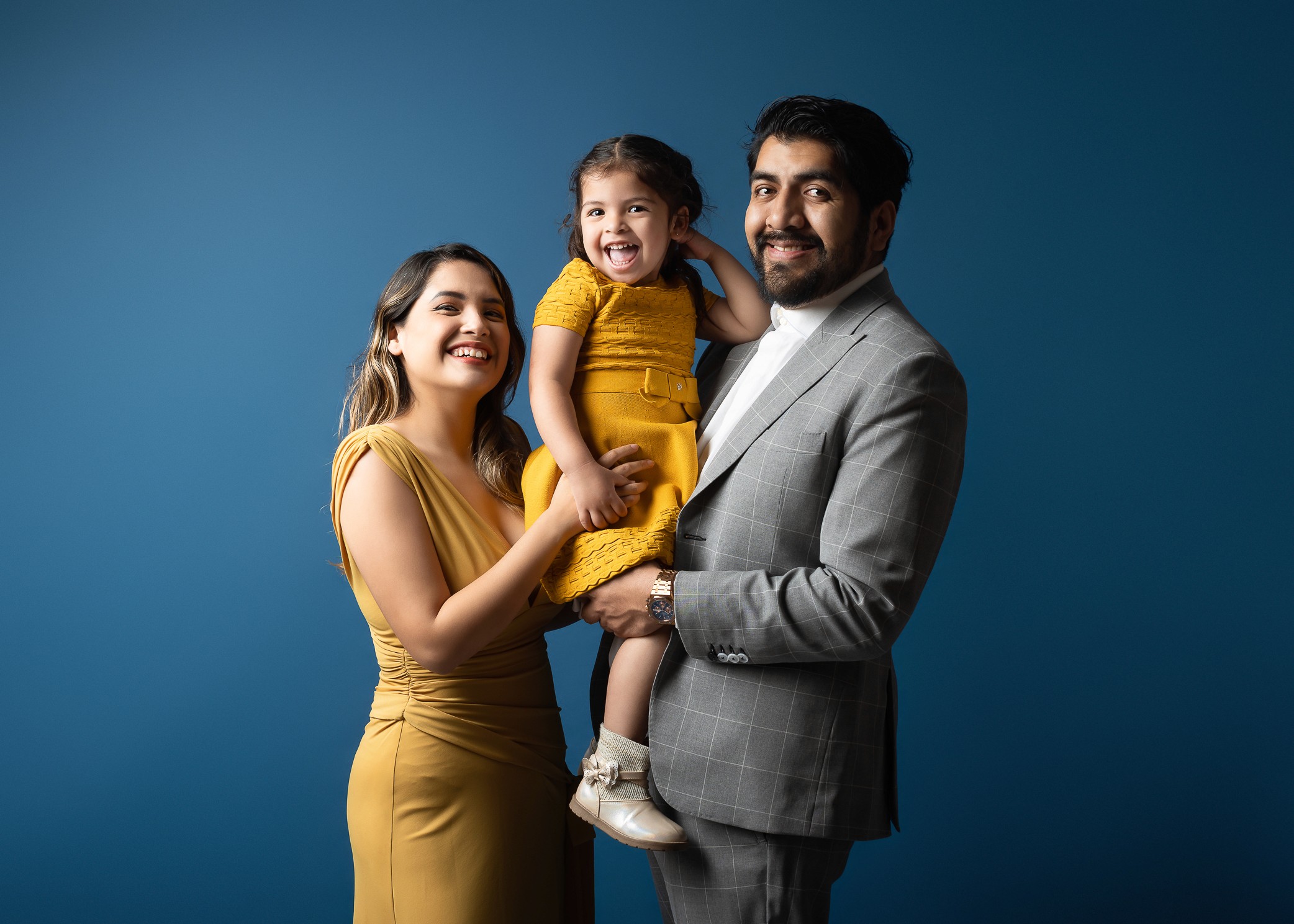 interacción natural de familia durante sesión fotográfica