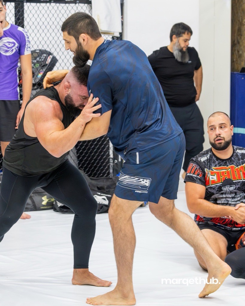 Khamzat Chimaev hrva s domaćim borcem u BJJ Areni