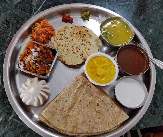A beautiful and sumptuous Maharashtrian thaali 