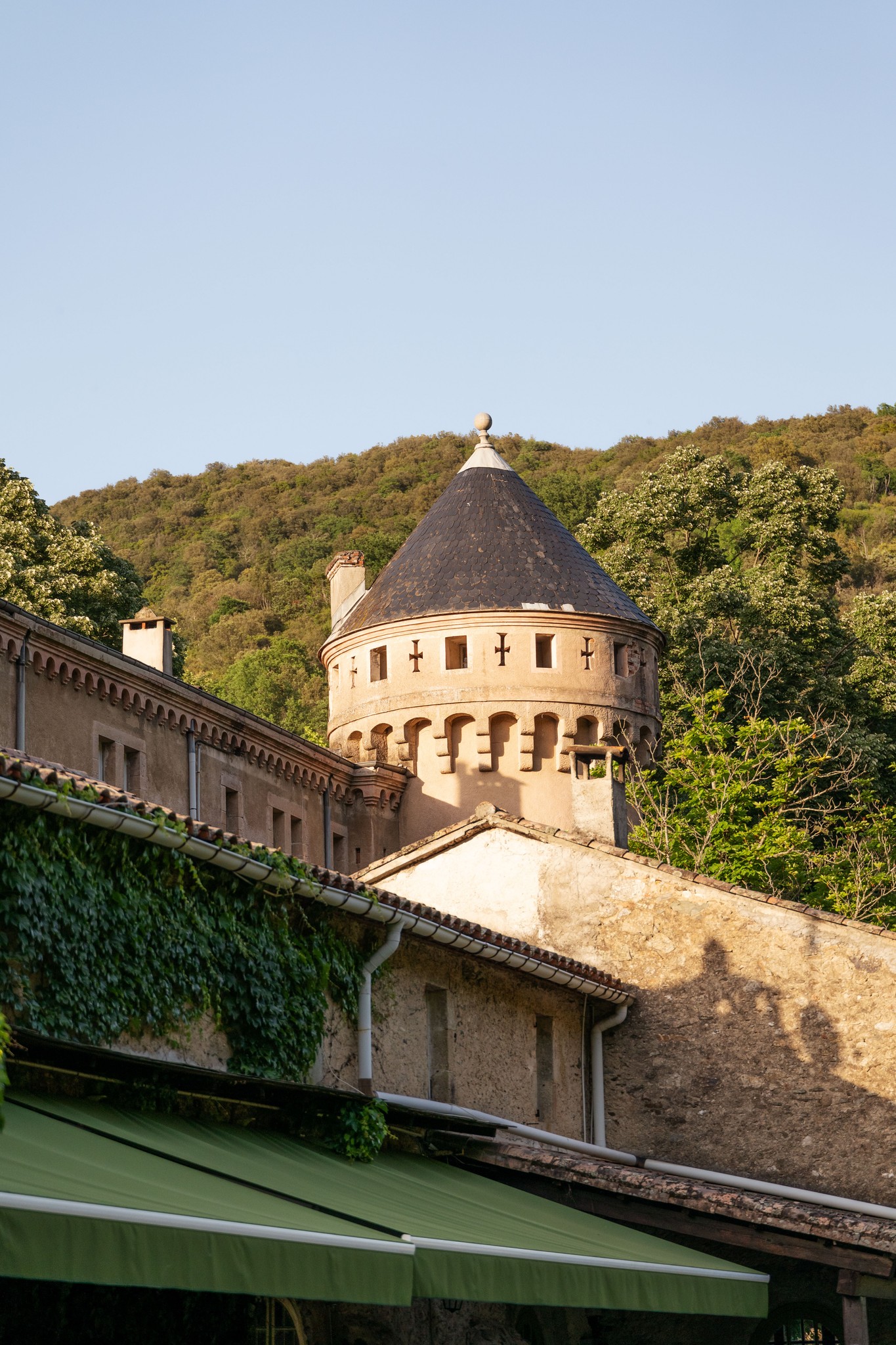 tour médiévale de l'hôtel restaurant du château du rey