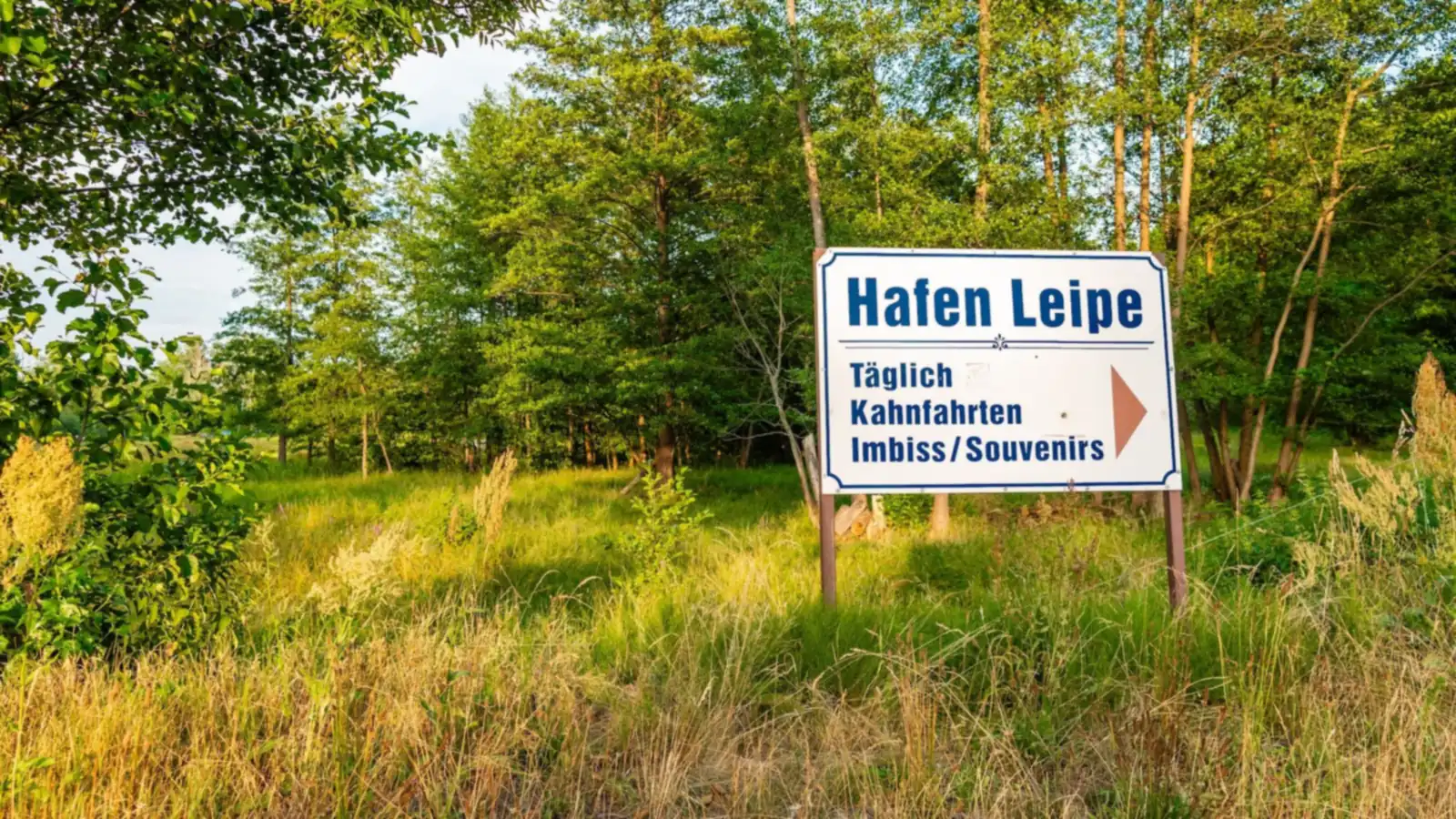 Wegweiser zum Naturhafen Leipe mit täglichen Kahnfahrten