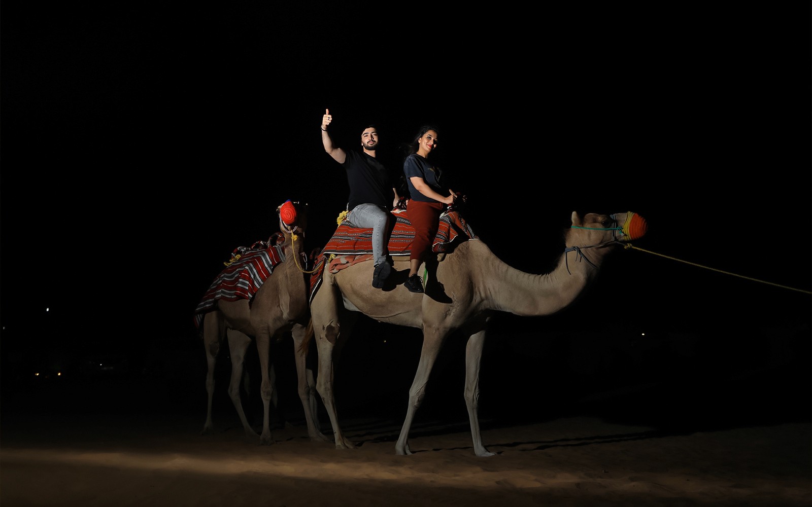 Kameltur om natten under Arabian Dunes Premium Safari med Beduinleir-opplevelse.
