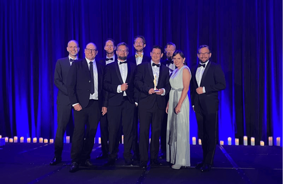 Das Superbude-Team bei der Auszeichnung in Miami (v.l.n.r.): Martin Österreich, Zoku, Martin Hörtinger, IG Immobilien, Jörn Hoppe, Superbude, Christian Lainer, Superbude, Michael Todt, Superbude, Paul Grassel, IG Immobilien, Kai Hollmann, Superbude, Katharina Kothmiller, nonconform Architekten und Florian Kollenz