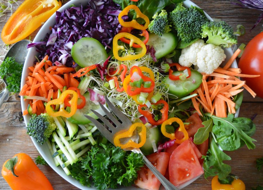 Insalata mista con verdure crude