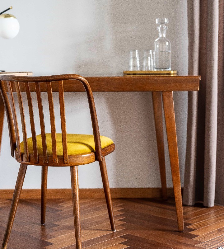 Designerskie krzesło oraz staropolska komoda w apartamencie w Villi Stara Apteka. Hotel dla grup jogowych w Srebrnej Górze