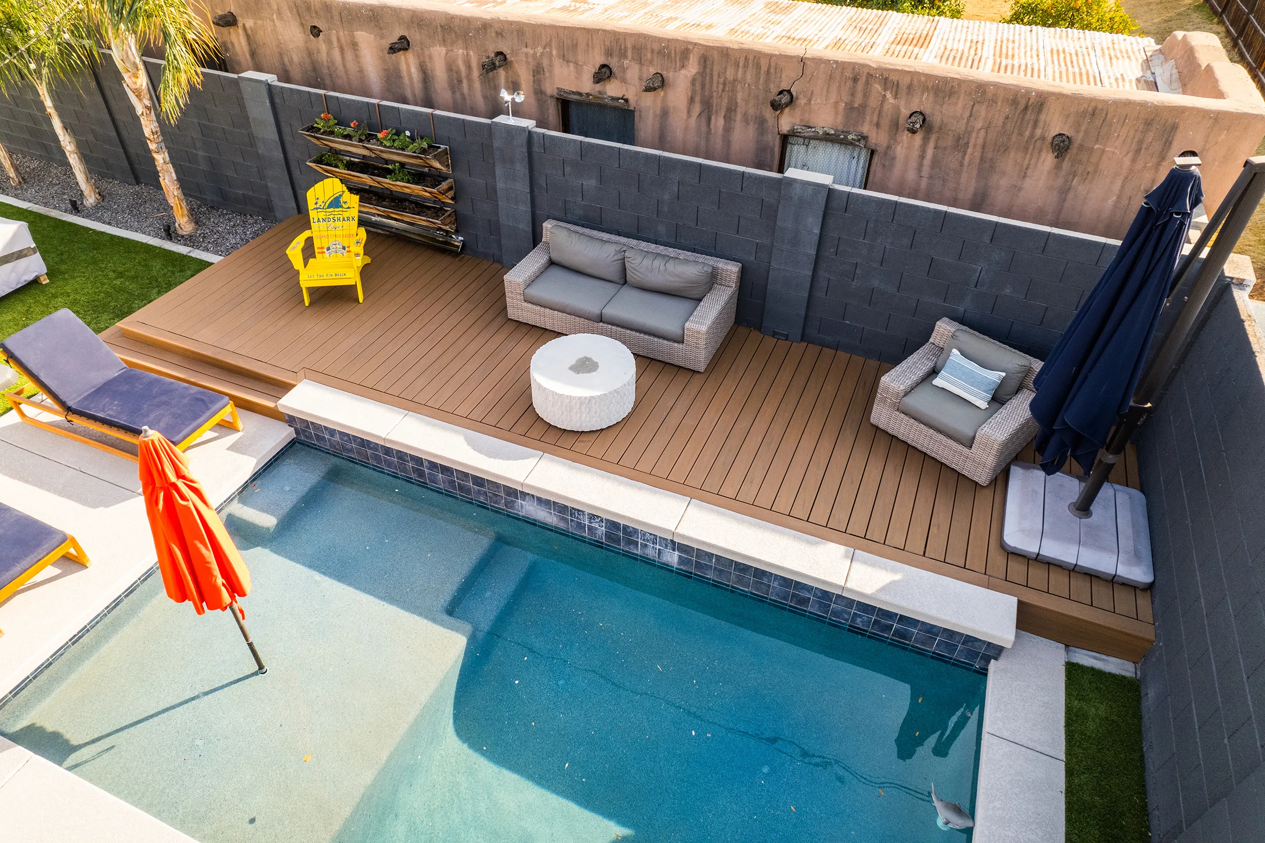 HBC Desks – A Contemporary Poolside Sanctuary with Trex Transcend Lineage decking
