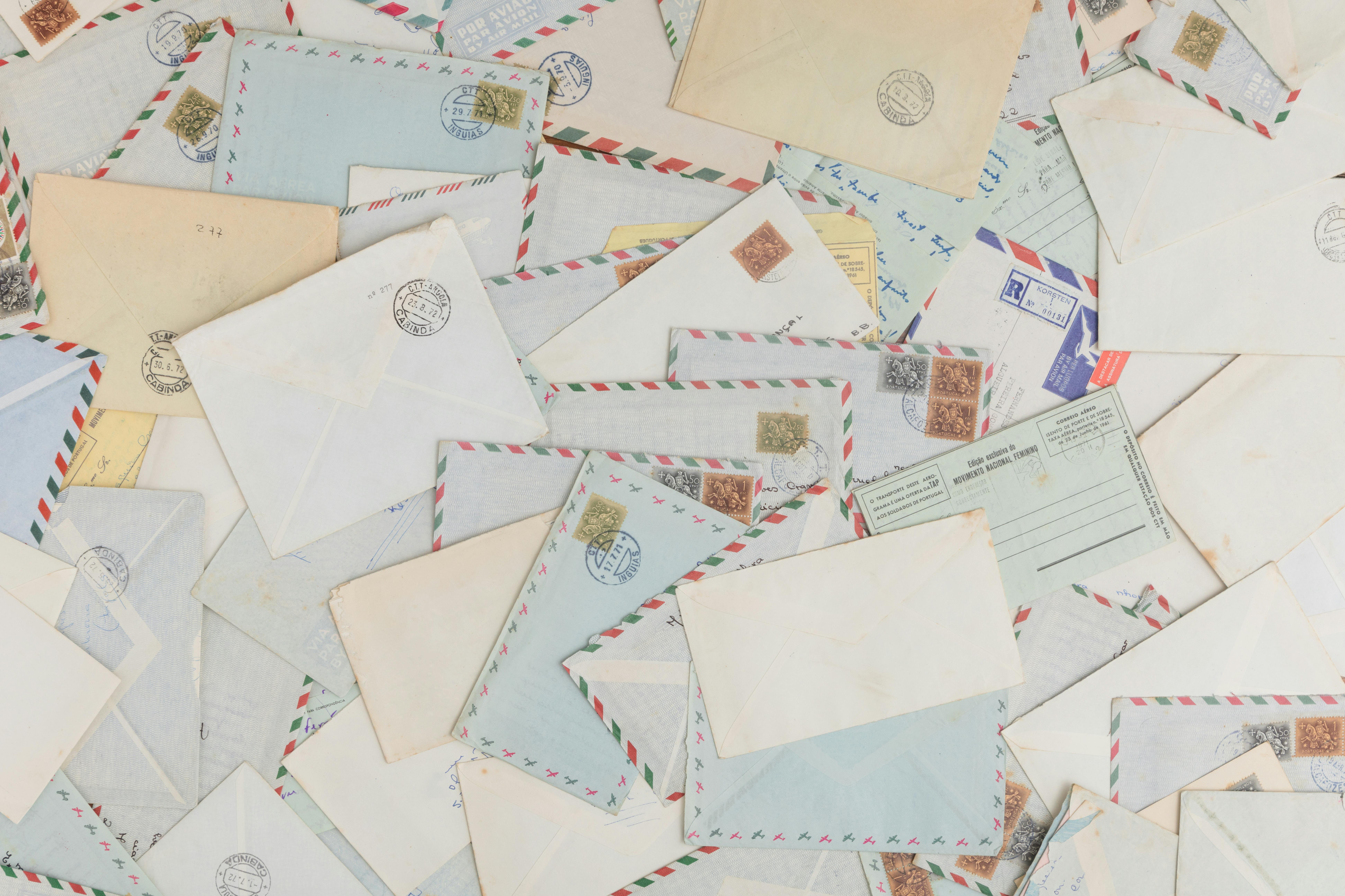 Enveloppes sur une table
