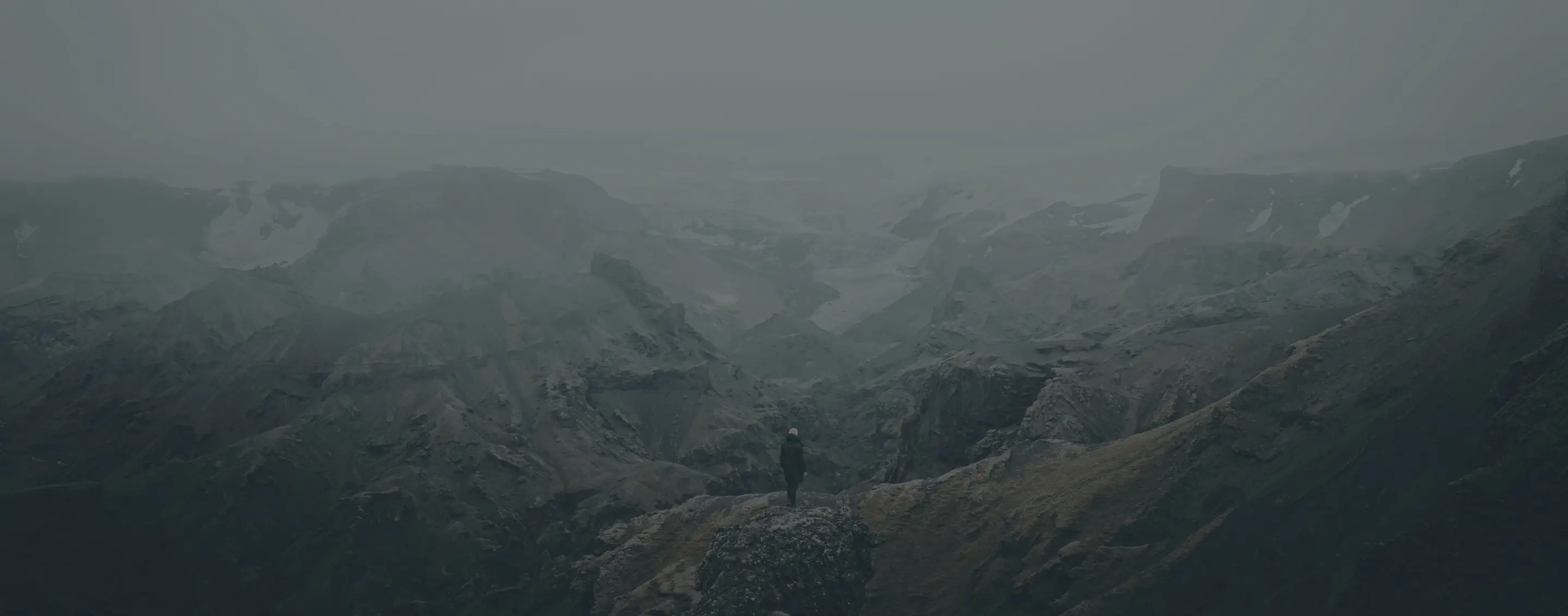 Paysage de montagne embrumé, ambiance froide et inspirante, avec une personne seule marchant sur la crête au centre, en surimpression du texte “SKL CLUB – Brisez vos plafonds de verre”. Design épuré, atmosphère de dépassement et d’exploration.