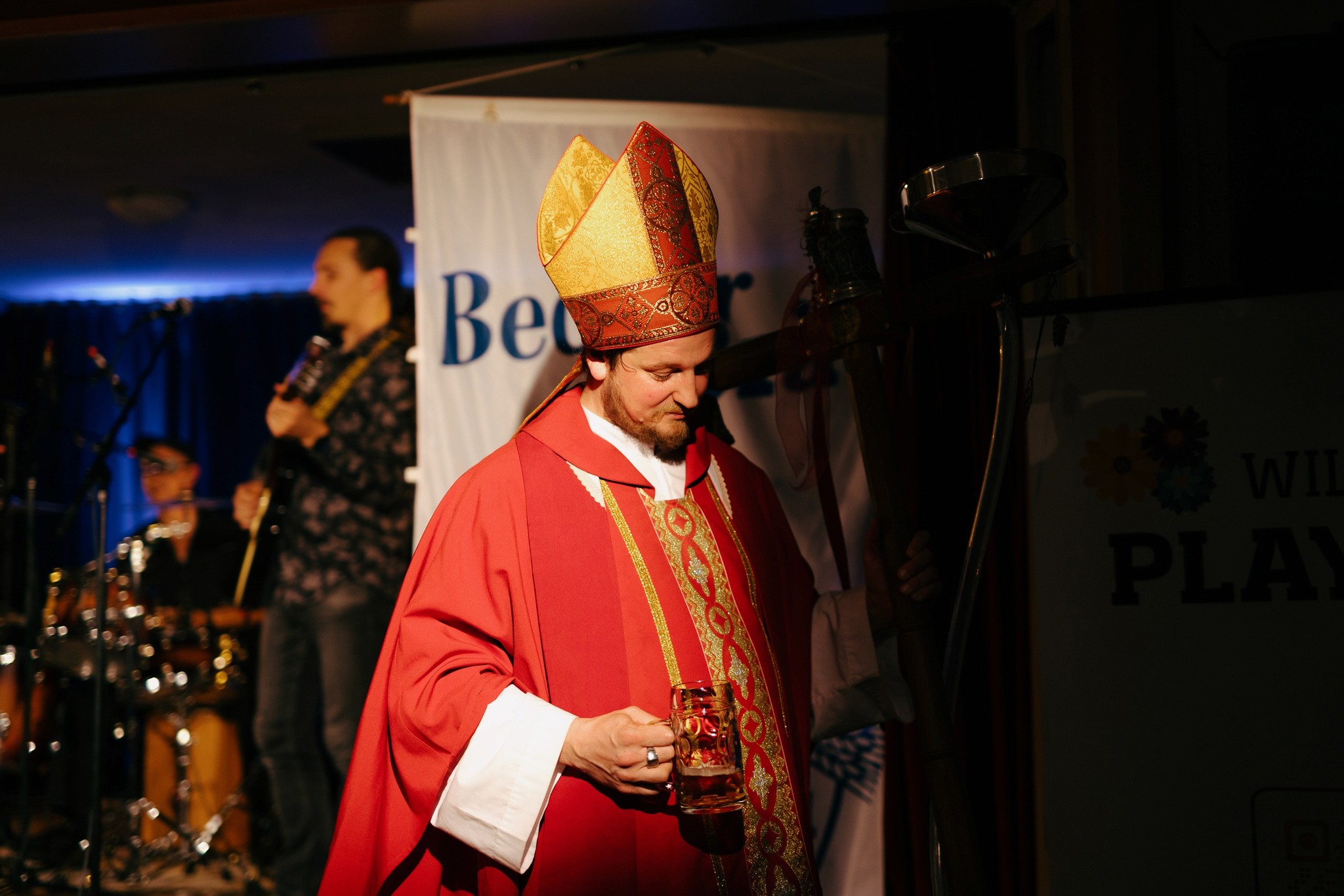 Bierschoff steht andächtig bei Sonnenuntergang an einem Seeufer mit einer Flasche Bier in den Händen.