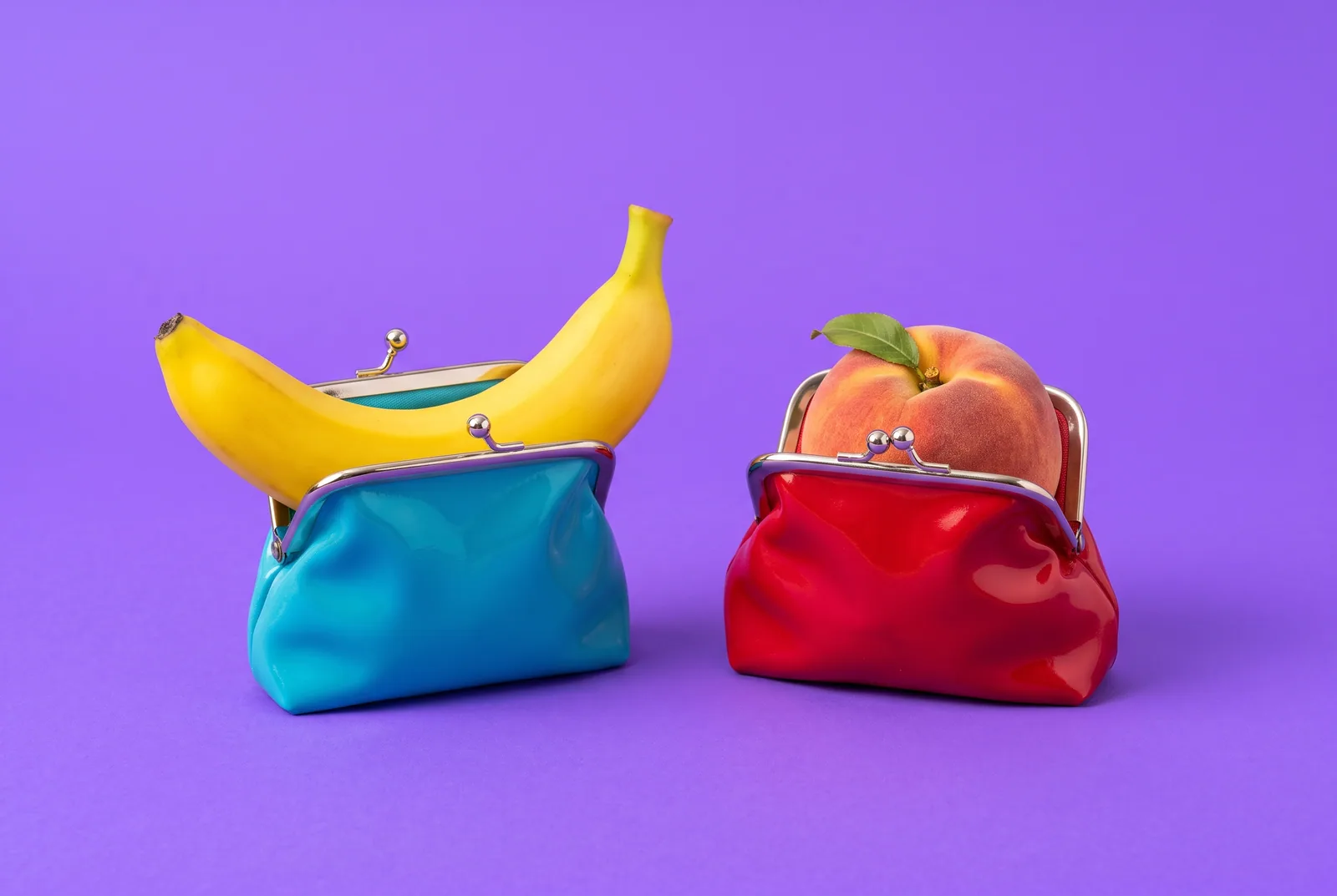 A banana and a peach in two coin purses, one open and one shut, pricing compared for QUITTR vs Fortify