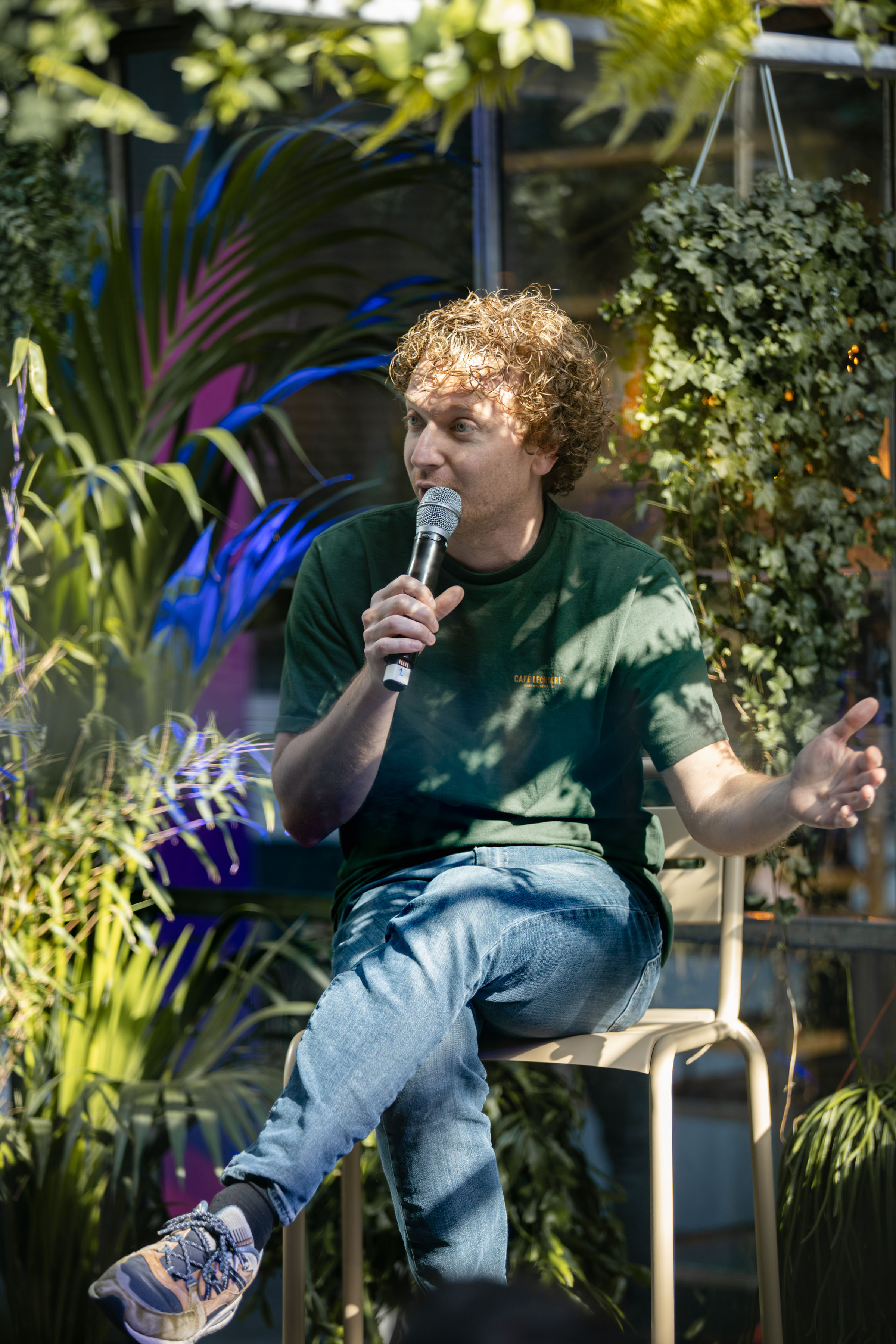 Foto van een man en vrouw in gesprek