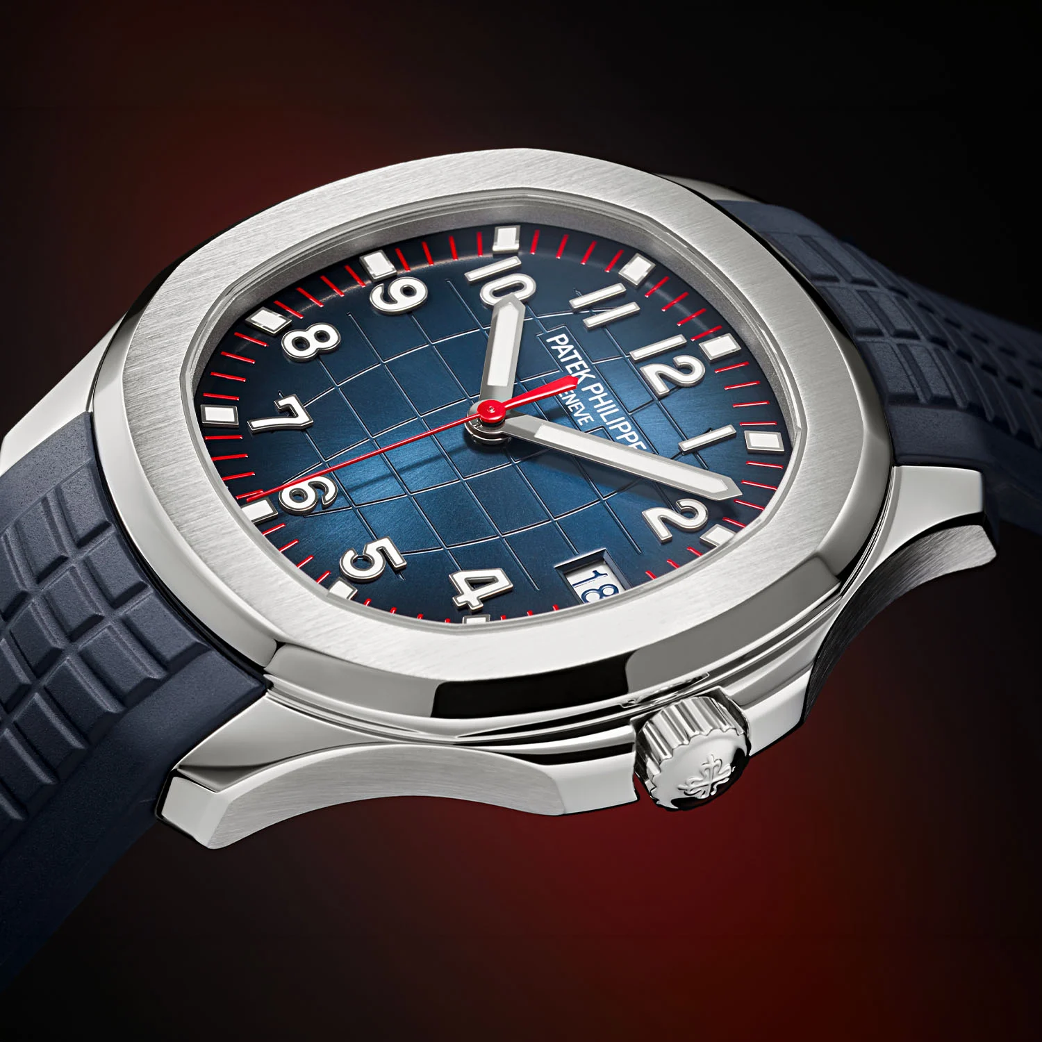 Gros plan de l’Aquanaut 5167A-014 : cadran bleu dégradé, minuterie et aiguille des secondes rouges.