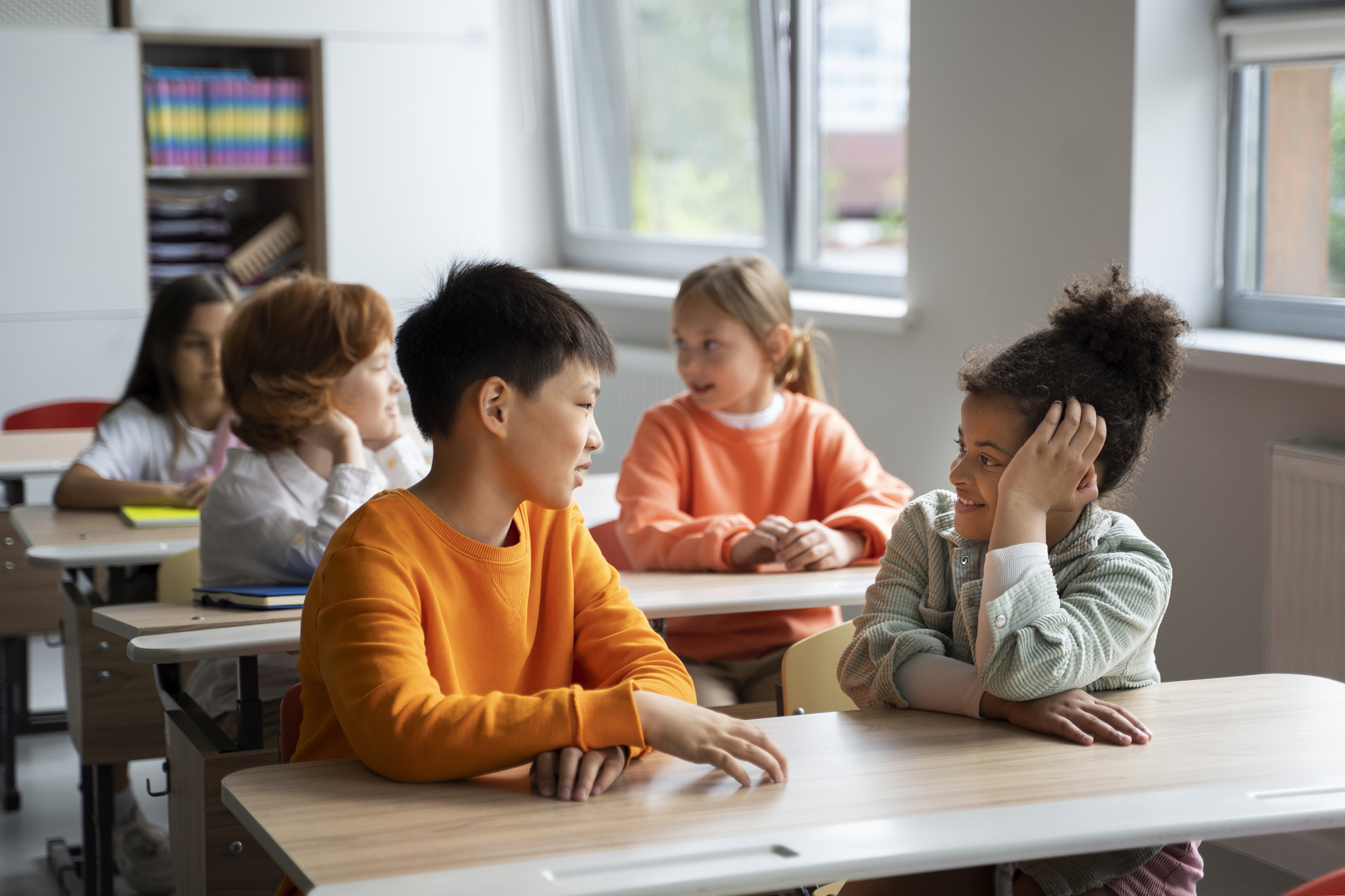 Estudantes aprendendo juntos em sala de aula. Imagem: Freepik