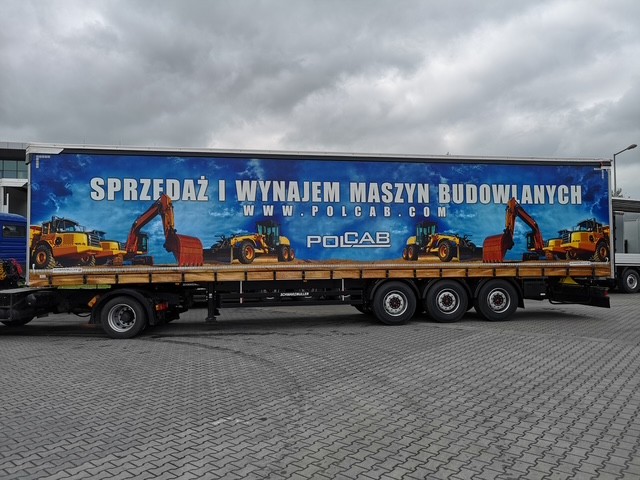Reklamowa plandeka transportowa z nadrukiem UV – realizacja Podkowiński