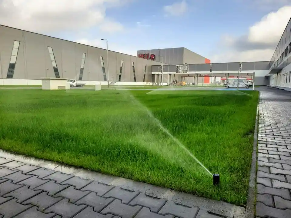 Kereskedelmi ingatlan kertépítése ipari létesítménynél