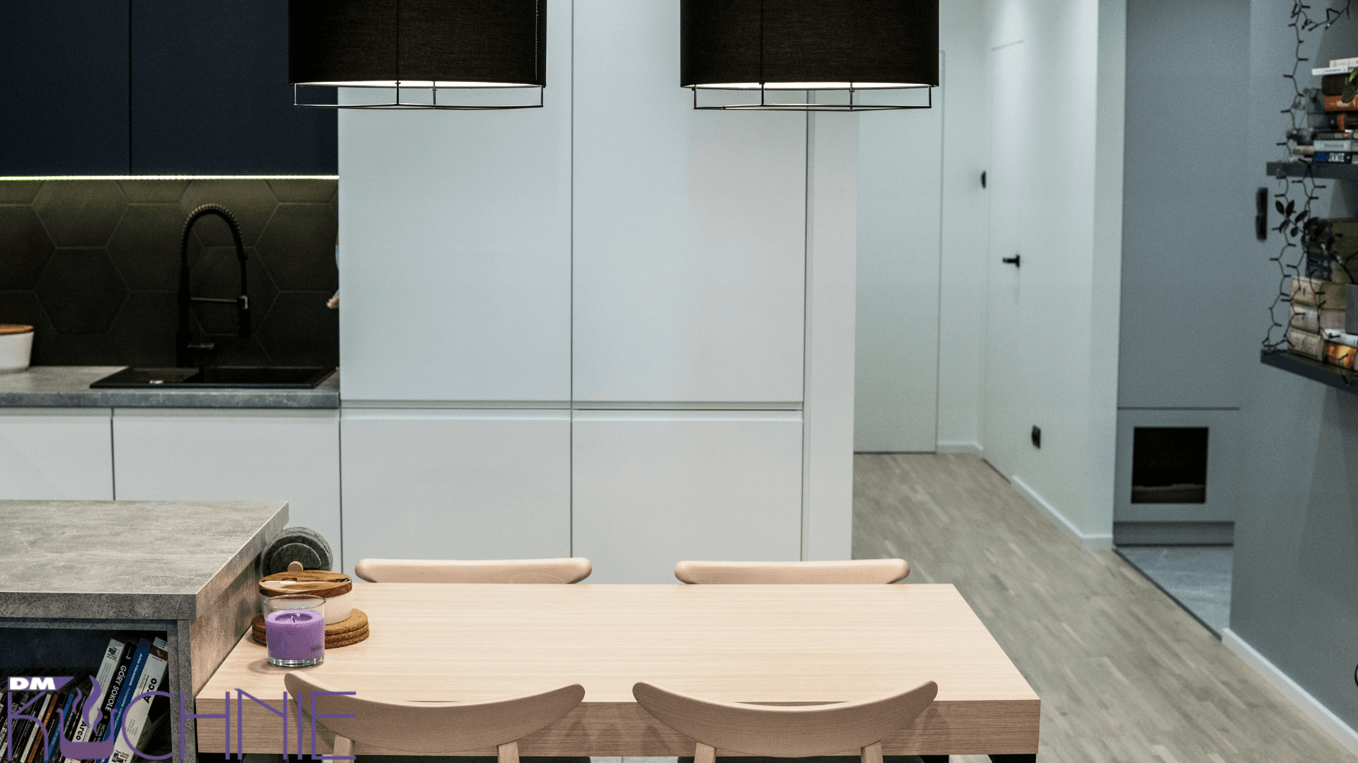 Jasna kuchnia z czarnymi akcentami i zabudową AGD, kuchnia na wymiar Warszawa