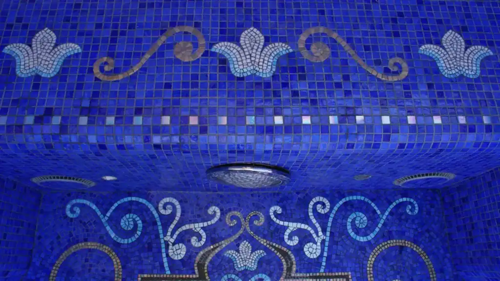 Mosaic carried around the raised edge of the spa — Mosaiclegs Art Studio