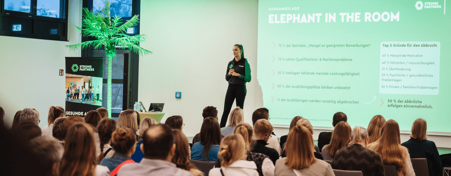 Keynote von Paula Menninghaus, die auf der Bühne vor Publikum steht