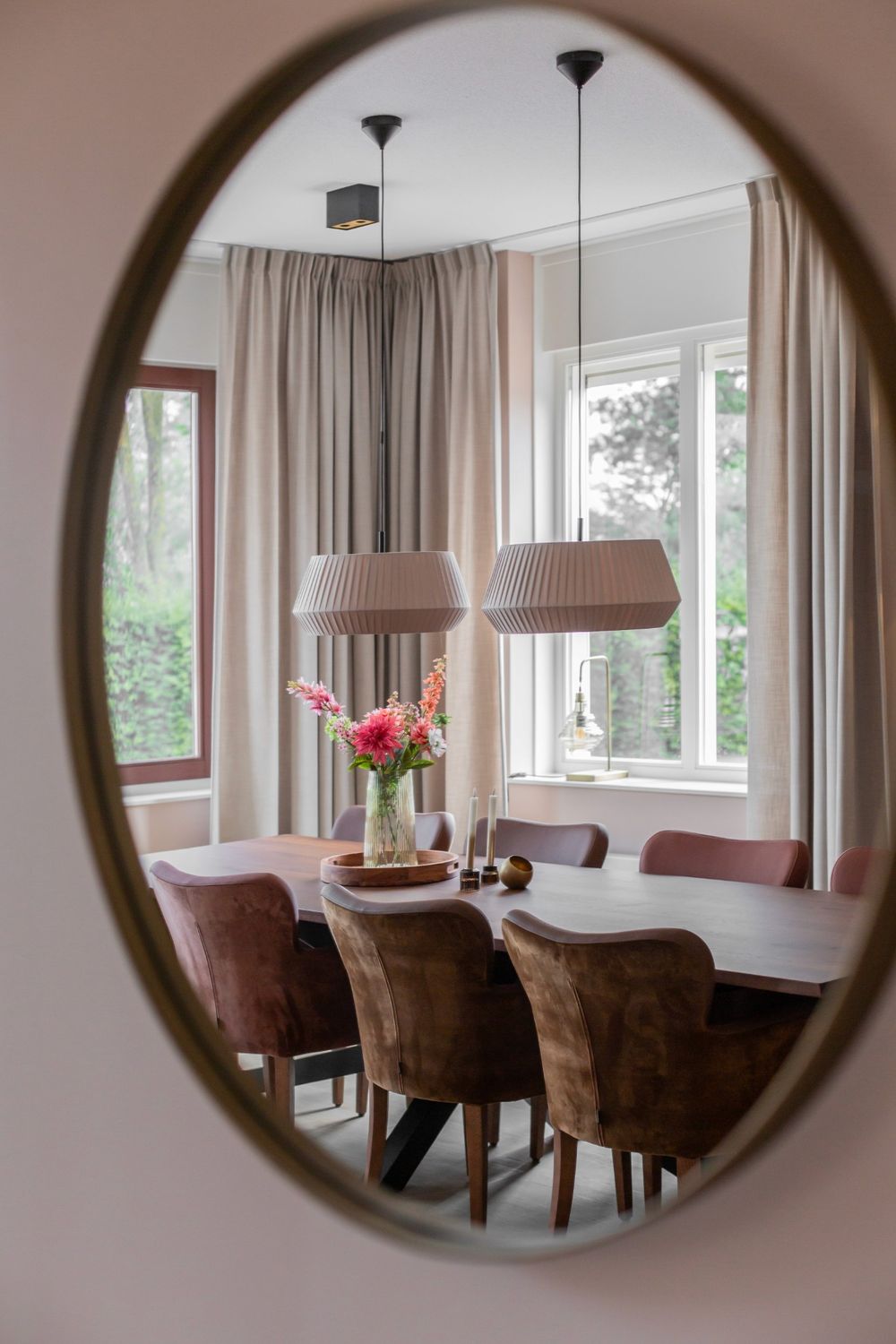 doorkijkje ronde spiegel eettafel 