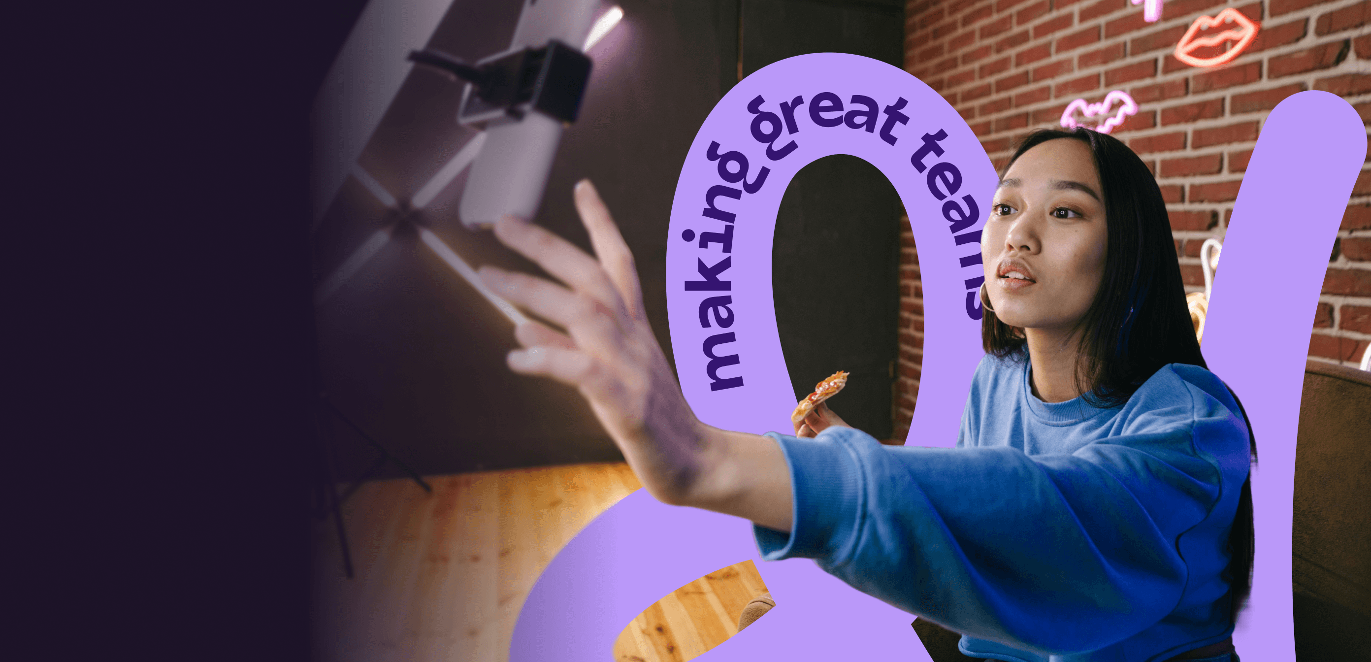 Ambassador che registra contenuti con lo smartphone. Sezione Ambassador Restworld: condividi opportunità Horeca e guadagna con ogni candidatura.