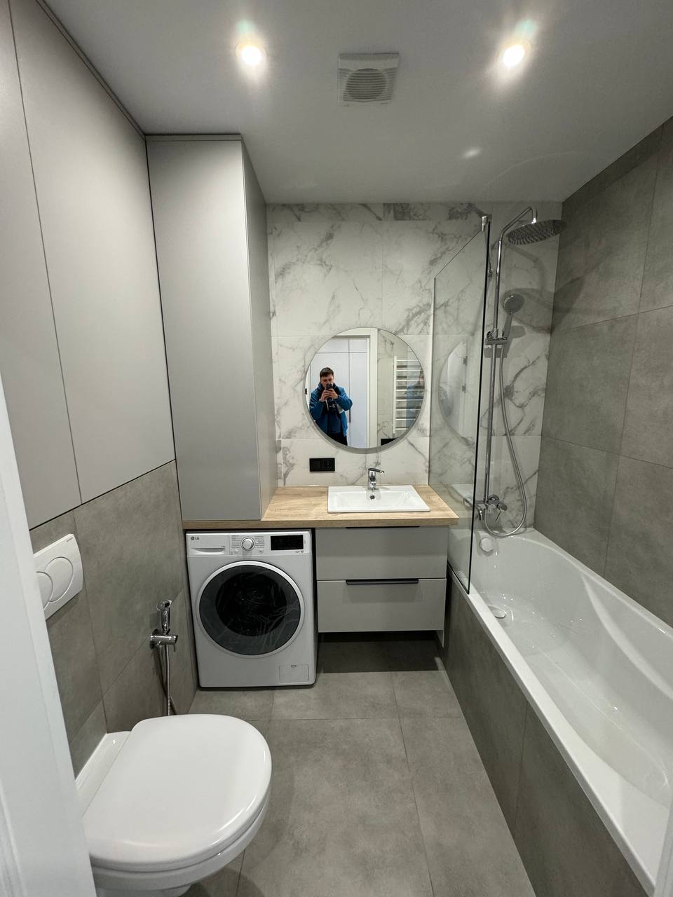 Меблі для ванної кімнати з вбудованою пральною машиною