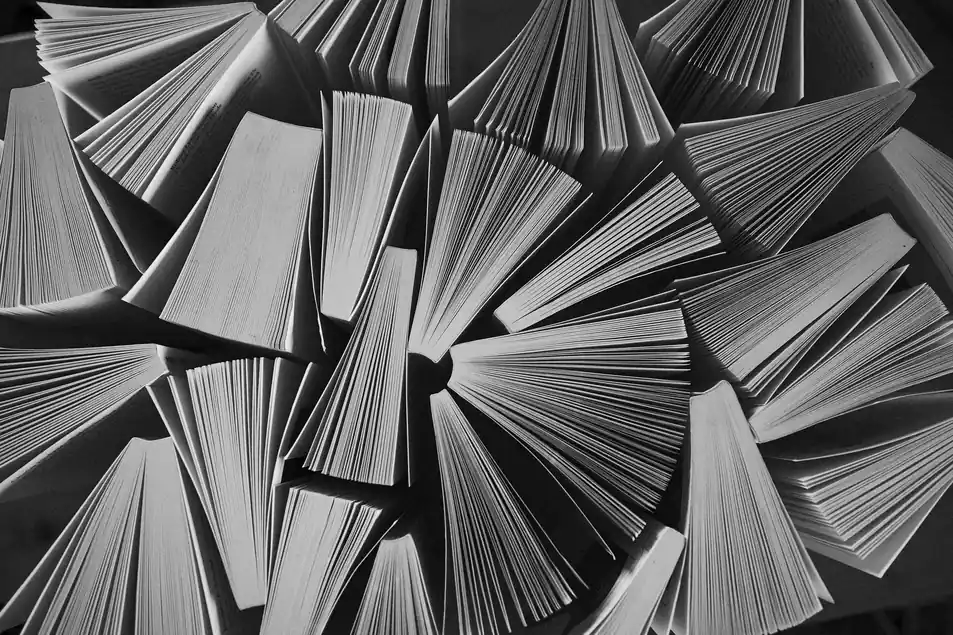 texture artistique de pages de livres en noir et blanc