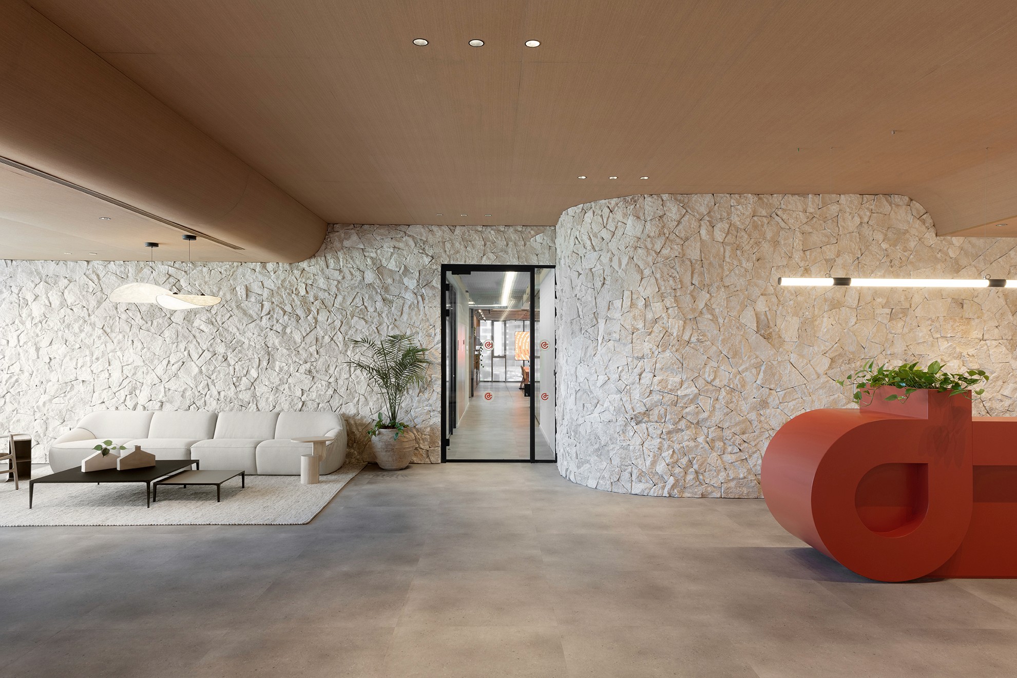 עיצוב לובי משרד מודרני עם חיפוי אבן טבעית וריהוט בהתאמה אישית – תכנון מוקפד של דה סטודיו