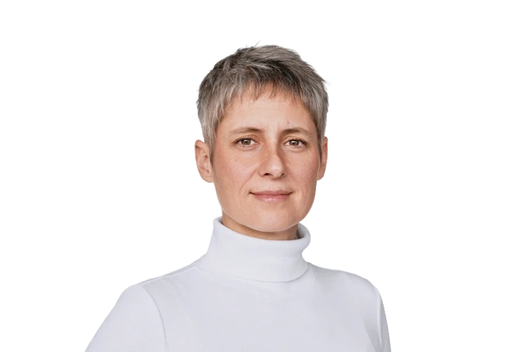 Porträt von Anne Liebetrau mit kurzen grauen Haaren und weißem Rollkragenpullover