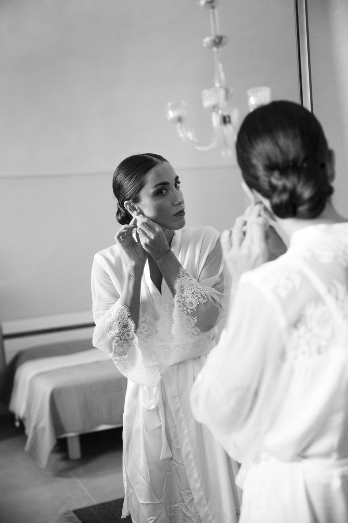 Preparativi intimi della sposa Rebecca in bianco e nero - matrimonio Rebecca e Giorgio a Villa La Favorita