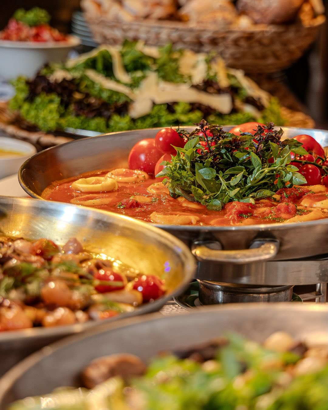 Garçom‑barista oferece espresso recém‑tirado em copo biodegradável, reforçando a hospitalidade sustentável do stand.