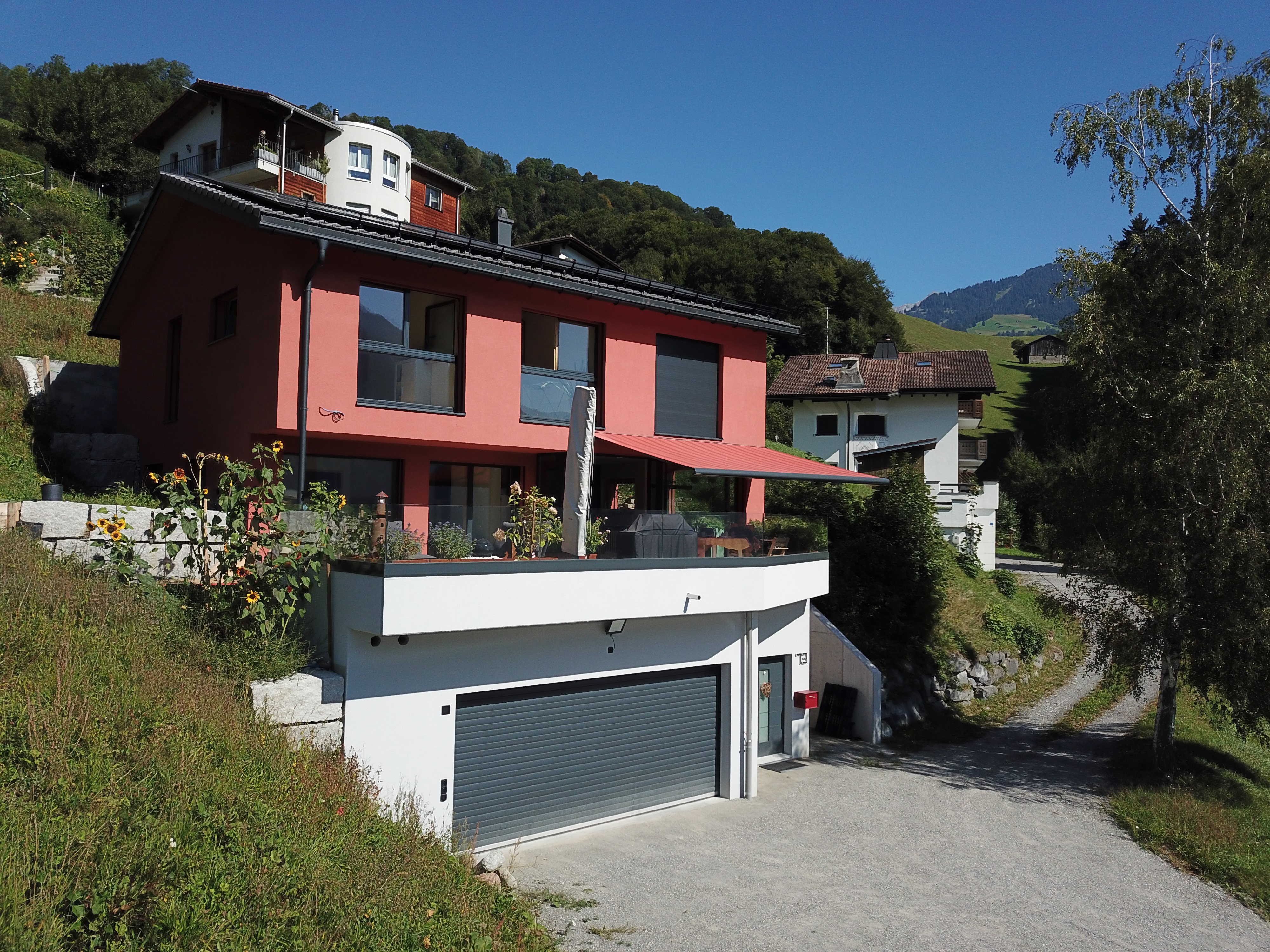 Neubau Einfamilienhaus in Seewis mit grossem Balkon und Garage - Konstruktion & Planung Niggli Architektur