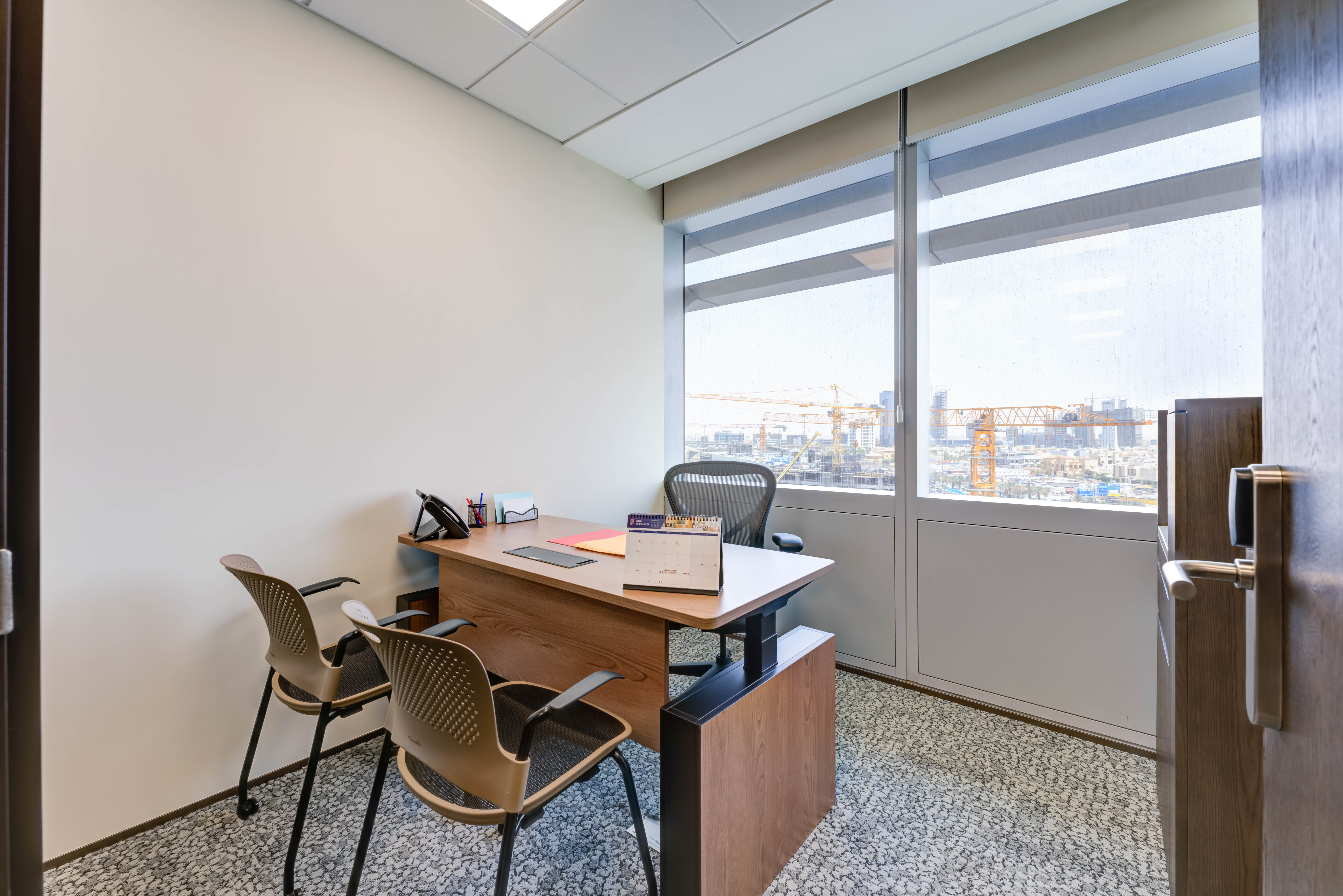صورة لـ مكتب خاص هادئ ومجهز بإطلالة مميزة، ضمن خيارات مكاتب للايجار بالرياض.