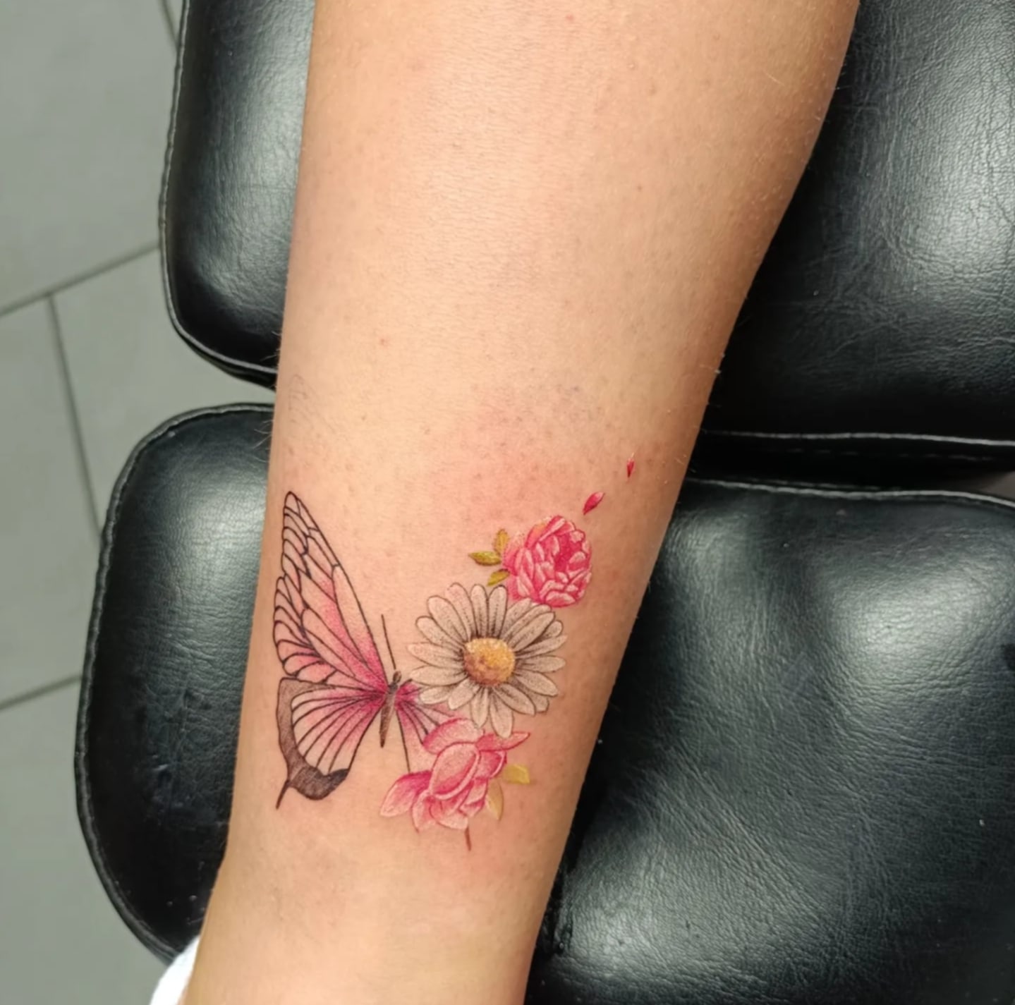 tatouage papillon couleur avant bras