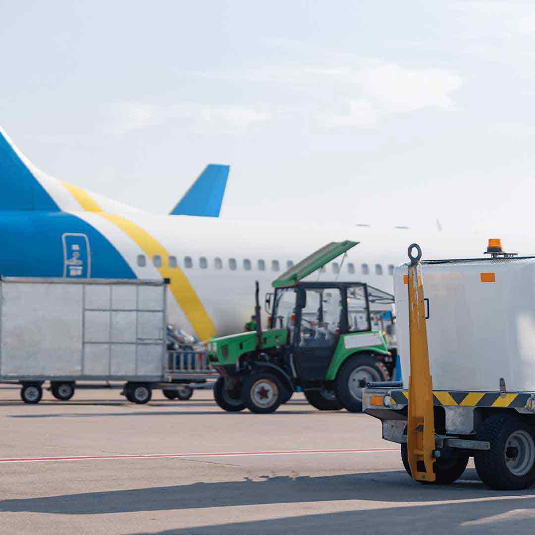 Завантаження літака спецтехнікою для доставки вантажів