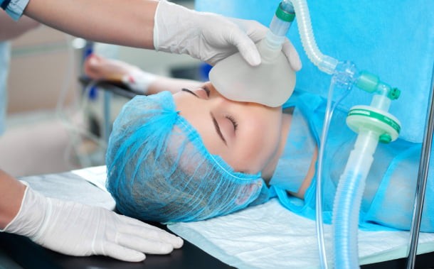 Пацієнтку уві сні лікують