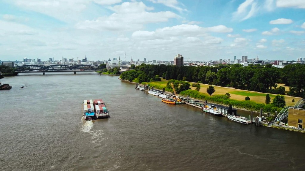 Blick über die Elbe in Hamburg mit dem Ponton Entenwerder.