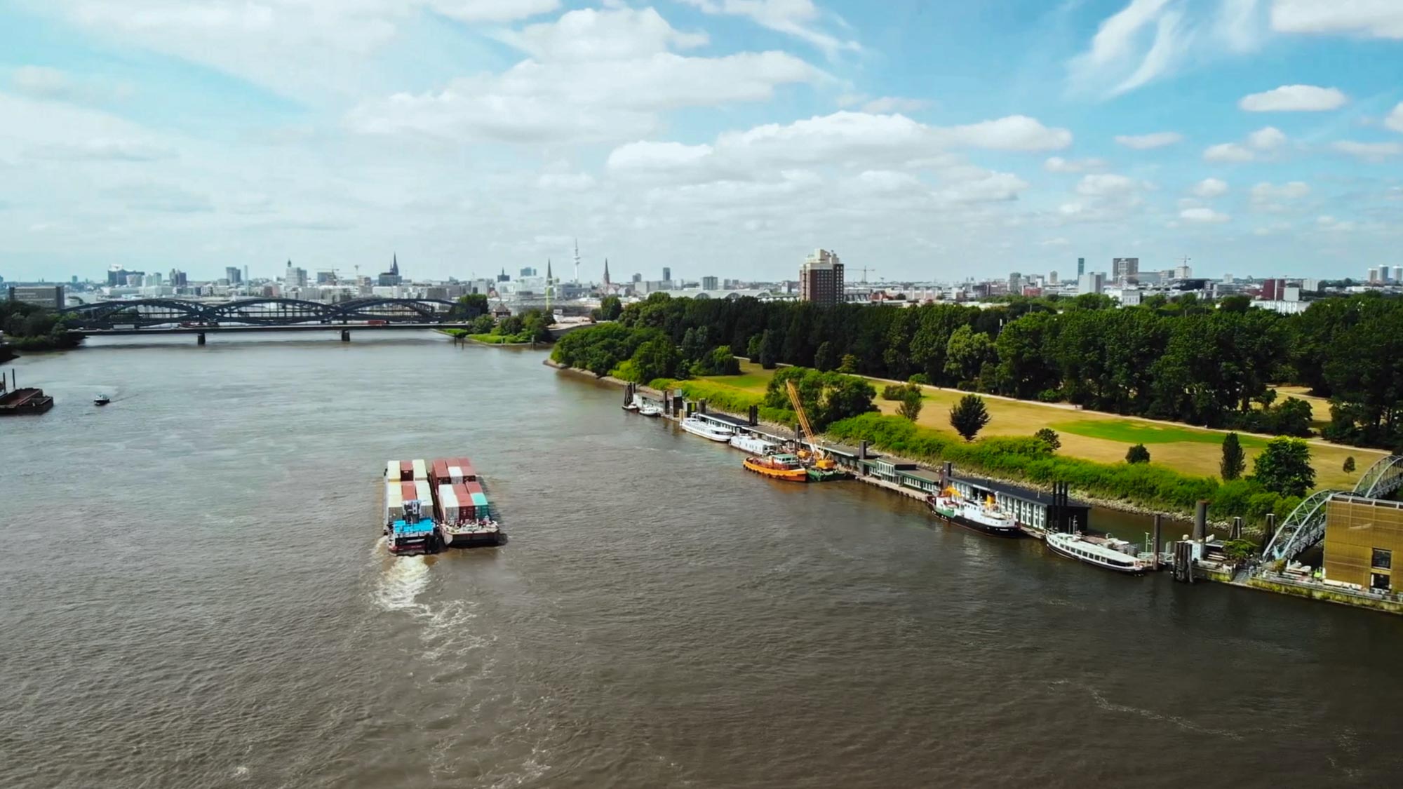 Blick über die Elbe in Hamburg mit dem Ponton Entenwerder.