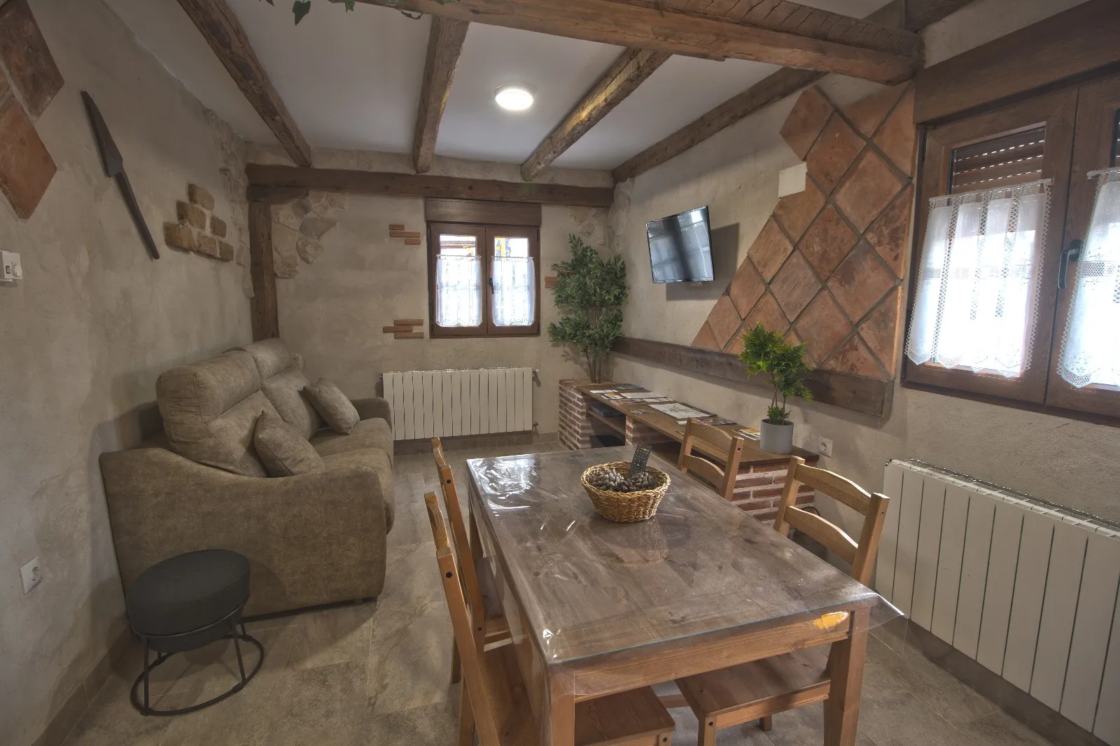 Casa Tempranillo: alojamiento para 4-6 personas con dos habitaciones, cocina equipada, salón con sofá-cama y dos baños completos.