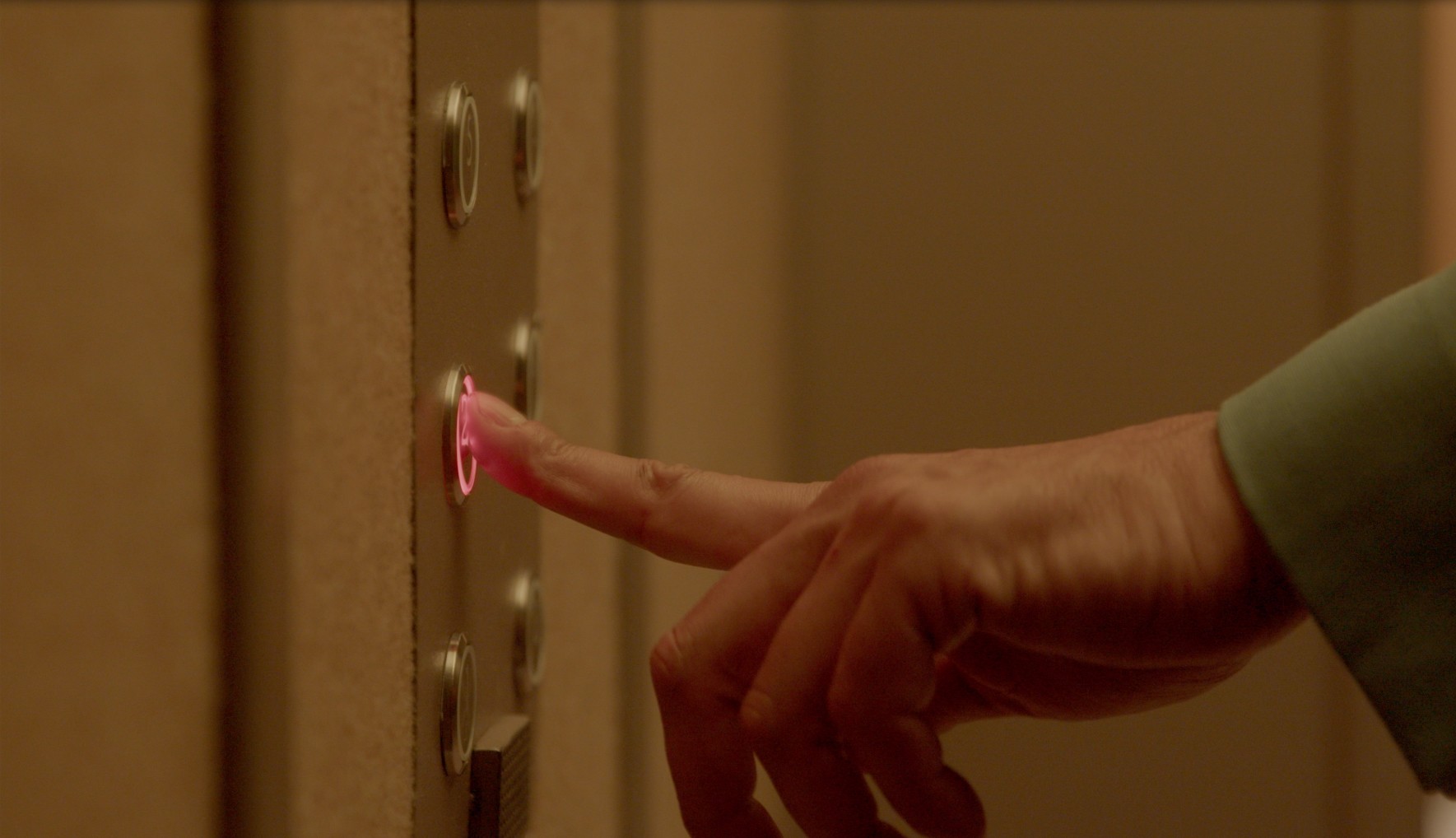 El bola en el ascensor