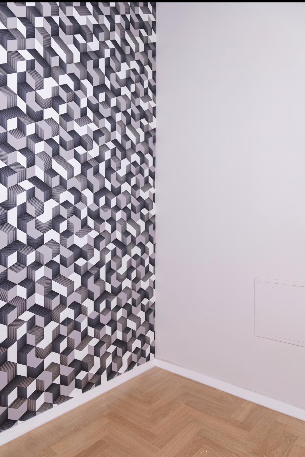 dettaglio di stanza con parquet zoccolino intarziato e parete decorata
