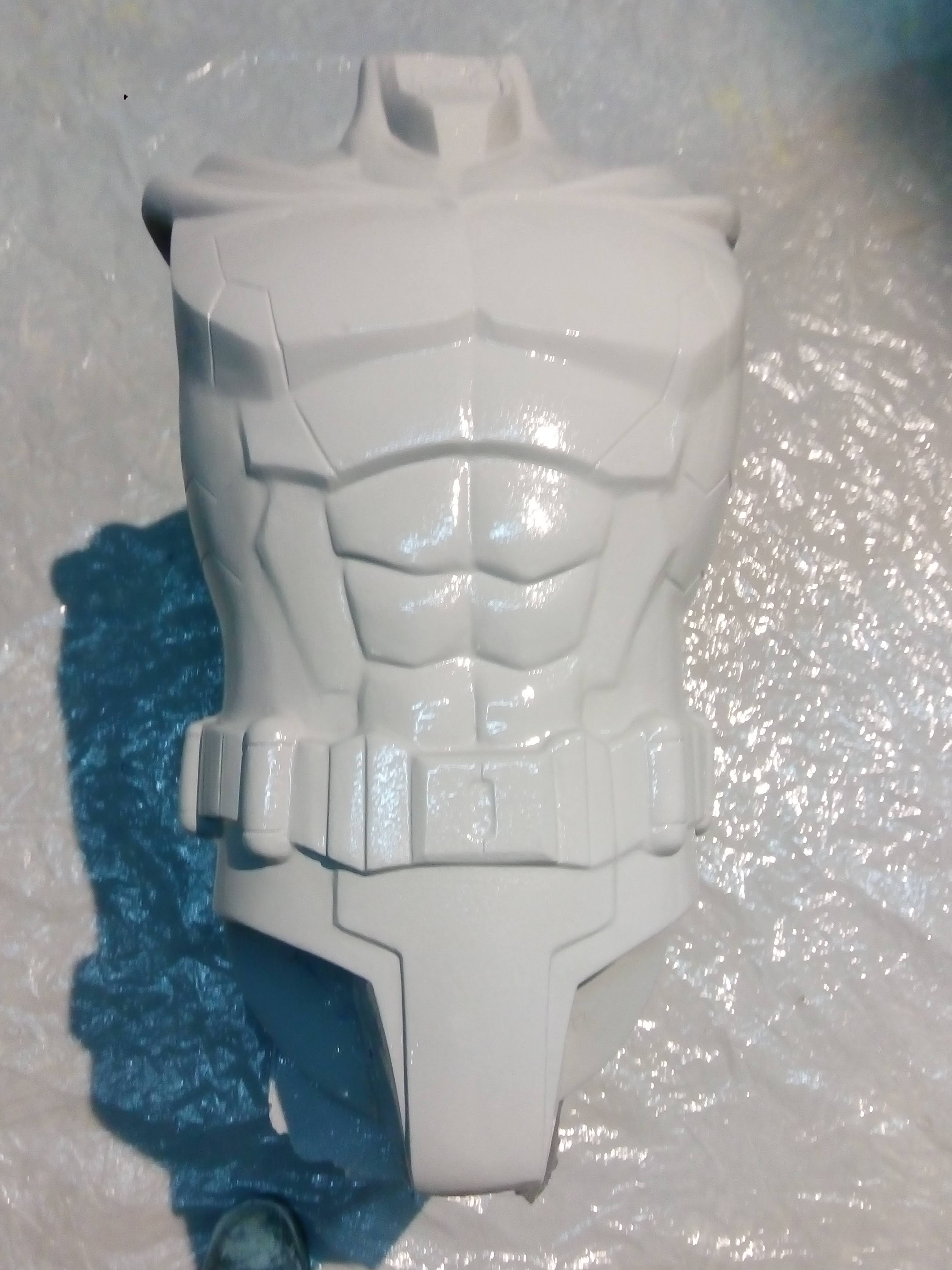 Proceso de postproducción y pintura artesanal de figura corpórea de Batman para eventos y publicidad en CABA.