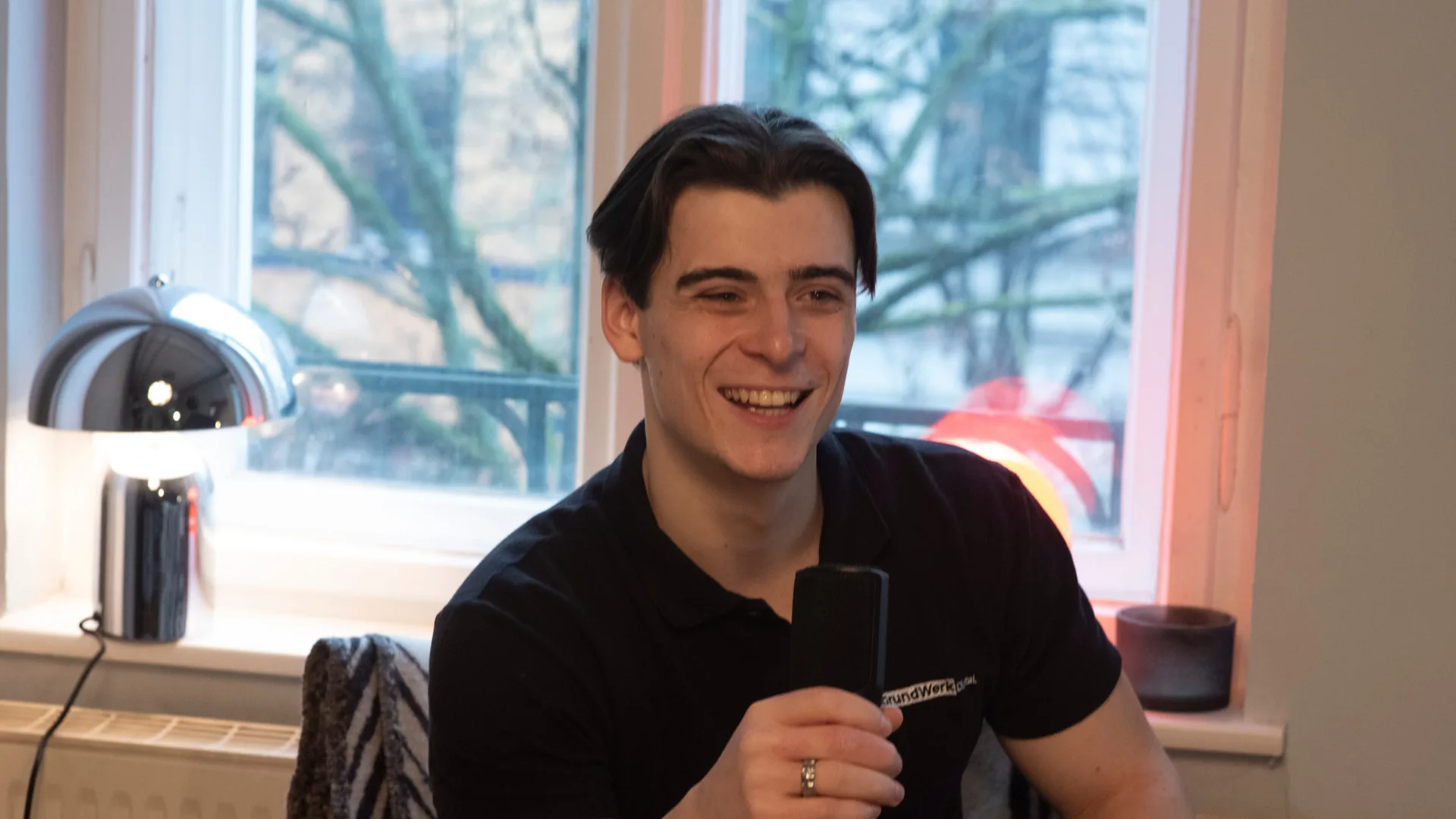 Tom Soto Schiller, Gründer von GrundWerk Digital, im Interview mit Mikrofon