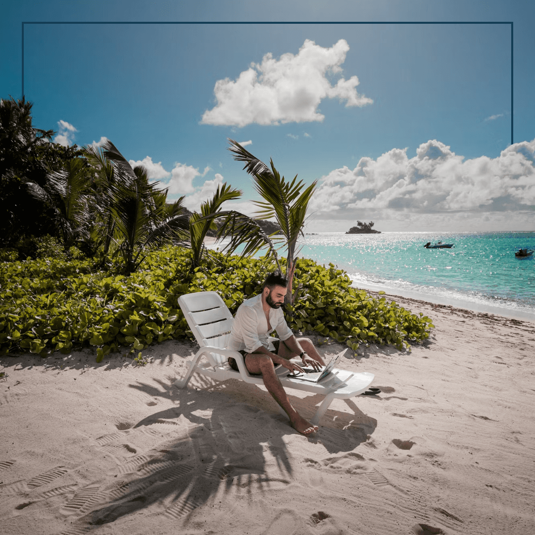 Hand mit Handy und Kompassapp, ein Schiff im Hintegrund