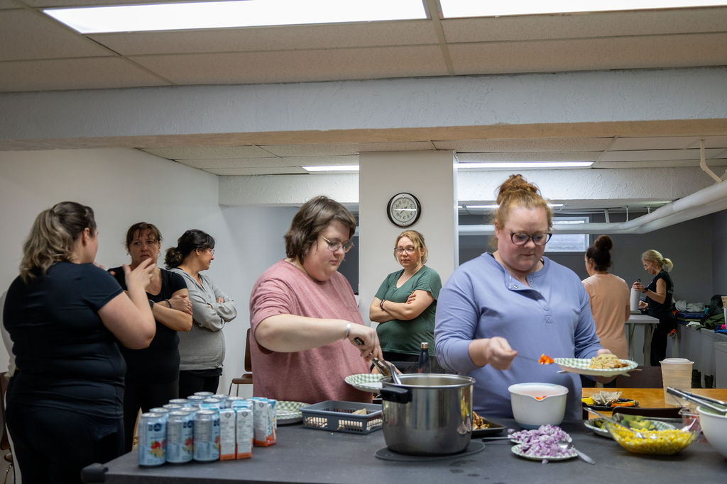 Participantes du programme Just Be Fit apprenant à composer des assiettes équilibrées lors d'un atelier nutrition au Québec.